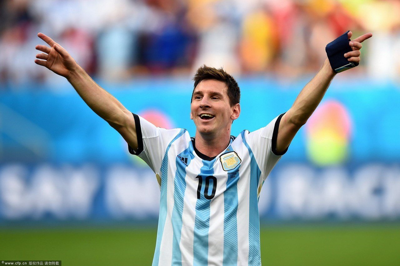 迪丽热巴红毯抹胸裙滑落露副乳！无修图生图曝光，网友吵翻仪态去哪了